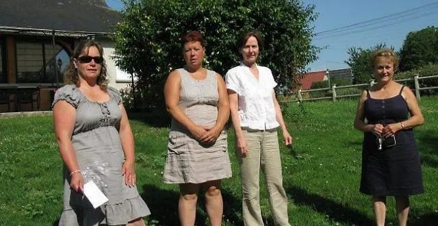 photo le groupe des quatre visiteuses du gfda au départ de la roche-simon.