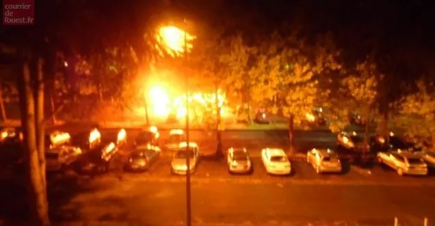 photo les flammes du car en feu étaient très hautes. &copy; photo d'internaute du courrier de l'ouest