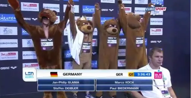 photo natation : les coureurs du relais allemand arrivent déguisés en ours !