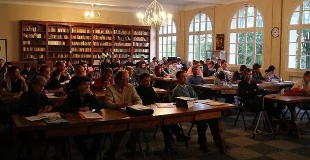 photo les participants à l'université d'été d'academia christiana, lors d'une des conférences du matin.