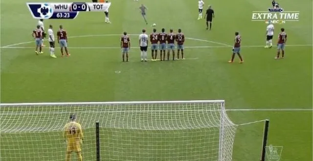 photo un supporter était entré sur la pelouse pendant west ham - tottenham... pour frapper un coup franc ! il a été condamné, après été chambré par le juge. &copy; crédit photo : capture d'écran/dr