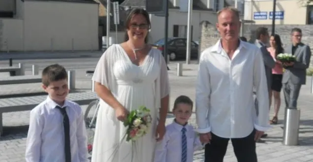photo aline benoit et bruno guéroux, en compagnie de leurs deux garçons, pour leur mariage