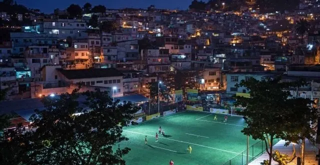 photo le premier terrain au monde illuminé par les joueurs... &copy; crédit photo : afp