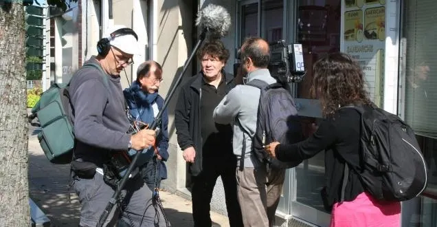 photo pierre péan est filmé alors qu'il remonte la rue saint-nicolas, en direction de sa maison natale.