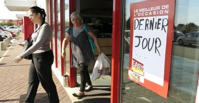 photo les clients ont profité des dernières offres cet après-midi.