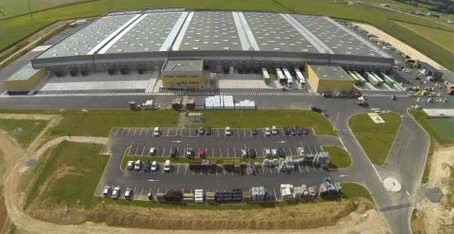 photo la plate-forme logistique est à 100 mètres de l'autoroute a88 sur l'axe caen-le mans &copy; visyair
