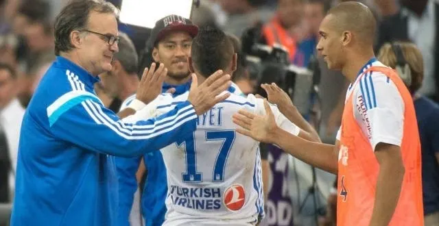 photo marcelo bielsa accepte même de sourire à doria, le défenseur brésilien, dont il ne voulait pas à l'intersaison. &copy; afp