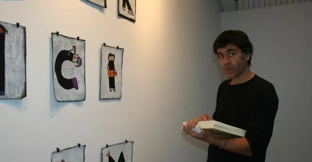 photo benoît morel installant ses oeuvres ssalon bruno-behlau.