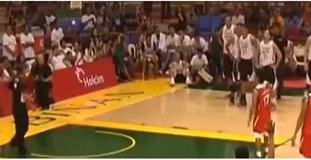 photo manny pacquiao, boxeur légendaire commence une carrière de … basketteur professionnel.