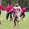 photo ecosse : cancre de l'entraînement, il est ridiculisé avec un costume