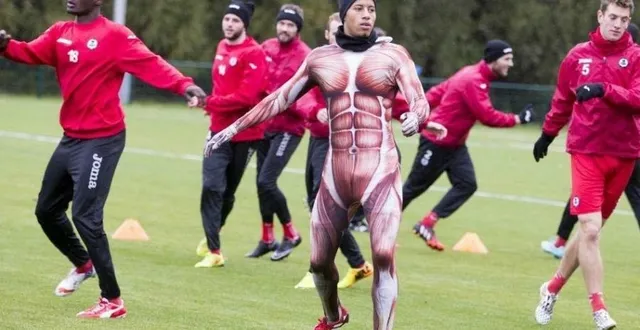photo ecosse : cancre de l'entraînement, il est ridiculisé avec un costume