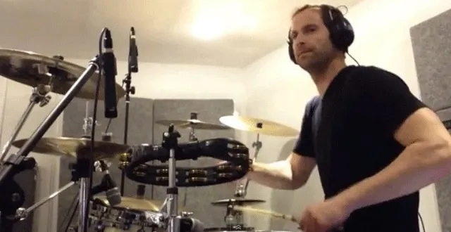 photo petr cech dévoile ses talents de batteur. &copy; capture d'écran youtube