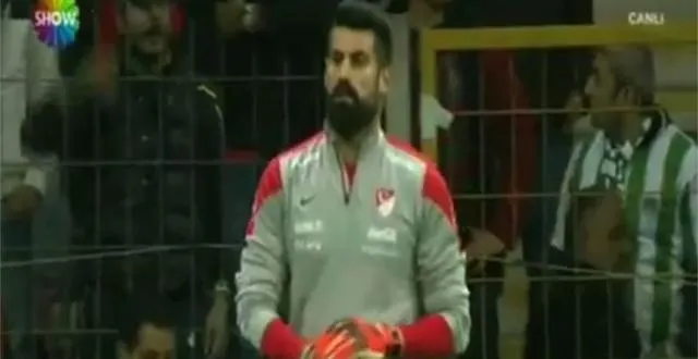 photo volkan demirel, hué et insulté par ses supporters, dimanche soir à istanbul, a tout simplement refuser de jouer. &copy; capture d'écran