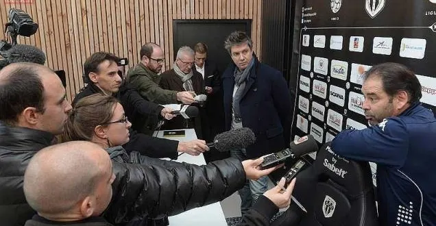 photo angers, mardi. l’entraîneur stéphane moulin et le manageur général olivier pickeu ont été assaillis par les journalistes. &copy; josselin clair