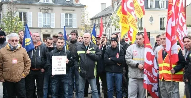 photo les manifestants ont arboré banderoles et drapeaux devant la préfecture, où une délégation a été reçue par le directeur de cabinet du préfet. &copy; ouest-france