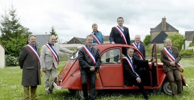 photo de gauche à droite francis régnier (st mars-de-locquenay), michel froger (saint michel-de-chavaignes), dominique drouet (maisoncelles), laurent goupil (coudrecieux), christophe pinto, propriétaire de la 2 cv (volnay), jean-claude godefroy (thorigné-sur-dué), dans la 2 cv, assis, vincent samson (tresson), jean-marie boucher (bouloire). les maires du canton de bouloire autour de la 2 cv de leur collègue maire de volnay, christophe pinto &copy; guy durand et caue de la sarthe