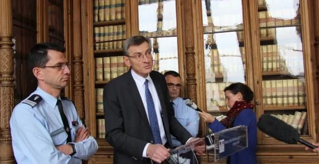 photo le commandant du groupement de gendarmerie, frederic monin, le procureur yves gambert et l'adjudant robert kerizoret. &copy; ouest-france