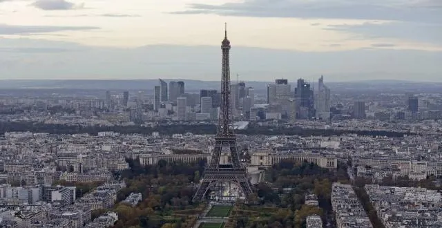 photo une course dans les 1 665 marches de la tour eiffel  ? c'est une première en france. &copy; reuters