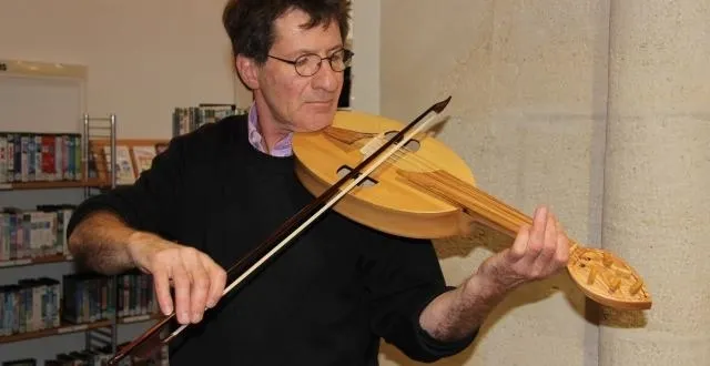 photo georges beucher, facteur d’instruments médiévaux, est aussi musicien. passionné, il pousse la perfection jusqu’à accorder la vièle à archet qu’il vient de terminer, juste pour la photo. &copy; ouest-france