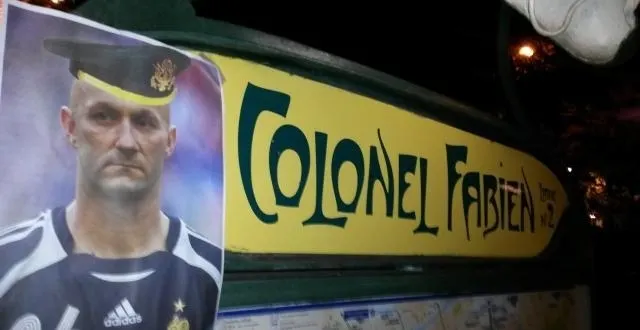 photo une station de métro, un joueur de foot. et le tour est joué. quel autre joueur que fabien barthez pour illustrer la station colonel fabien ? &copy; dr/metrophotopeno