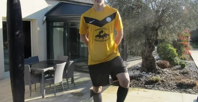 photo le jeune romain emmanuel, âgé de 16 ans aspire à une carrière de footballeur professionnel, avec une formation de deux ans et demi au club du fc nantes. &copy; photo le courrier de l'ouest