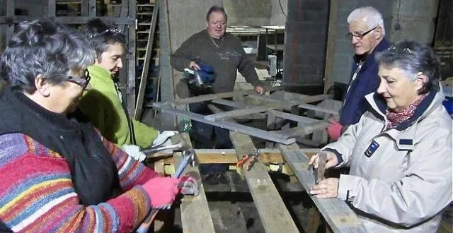 photo autour de louis, responsable de l'atelier palettes, colette et antoinette, henri et thérèse, en train de préparer leur matériau.