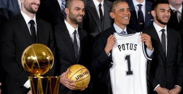 photo l'équipe a remis un maillot au président frappé du numéro 1 &copy; epa/maxppp