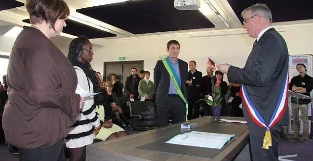 photo le maire de saint-barthélémy-d'anjou, dominique bréjeon, a célébré le parrainage républicain de ruth, collégienne sans papiers.
