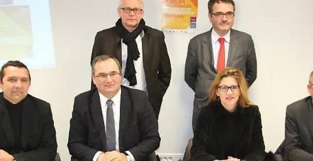 photo de gauche à droite, au premier rang: arnaud cotin (precom), huvert courseaux (conseil général du calvados), stéphanie yon-courtin (caen-la-mer), michel swieton (pôle emploi). debouts: yanic soubien (conseil régional) et pascal de vos (pôle emploi)