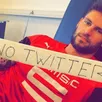 photo benoît costil, gardien de but du stade rennais, a posté une photo de lui sur instagram pour informer les internautes qu'il n'avait pas de compte twitter. certains twittos ne sont pas privés pour détourner cette photo...