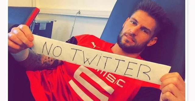 photo benoît costil, gardien de but du stade rennais, a posté une photo de lui sur instagram pour informer les internautes qu'il n'avait pas de compte twitter. certains twittos ne sont pas privés pour détourner cette photo... &copy; capture d'écran instagram