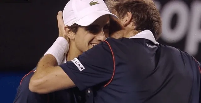 photo nicolas mahut réconforte son coéquipier pierre-hugues herbert arpès lui avoir tiré dans la tête en servant à 200 km/h.