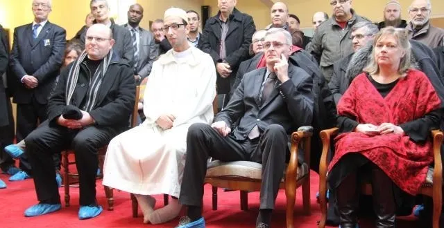 photo (de gauche à droite) le père catholique bruno mézière, l'imam rachid boumzi, le maire marc joulaud et la préfète de la sarthe corinne orzechowski ont assisté ce jeudi à l'inauguration de la mosquée. &copy; ouest-france