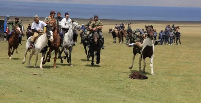 photo le jeu équestre « oulak-tartysh » est un sport national pour les kirghizes. &copy; brice dupont
