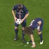 photo david luiz déplace le spray de l'arbitre pour permettre à son coéquipier zlatan ibrahimovic d'avoir un meilleur angle pour frapper son coup franc.