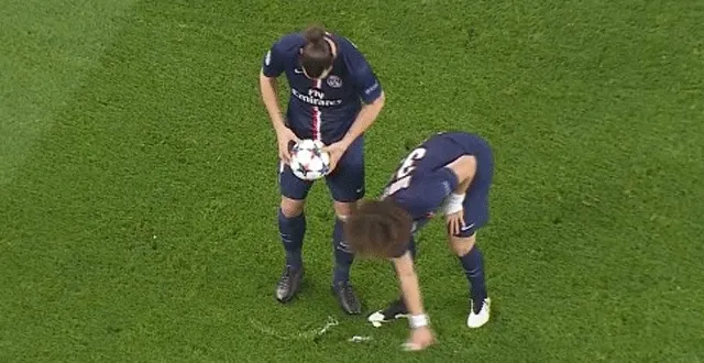 photo david luiz déplace le spray de l'arbitre pour permettre à son coéquipier zlatan ibrahimovic d'avoir un meilleur angle pour frapper son coup franc. &copy; capture d'écran bein sports.