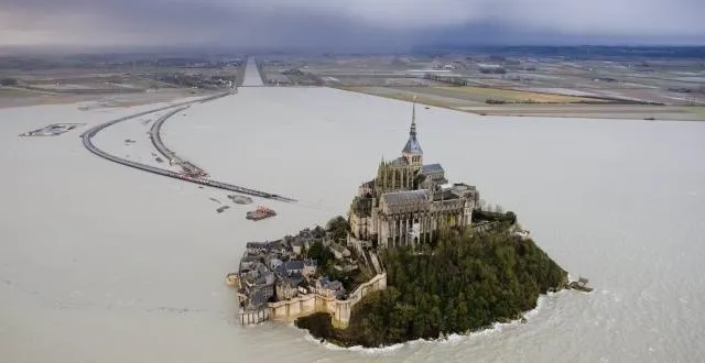 photo le mont-saint-michel a repris ses allures insulaires. &copy; photo: philippe chérel/ ouest-france
