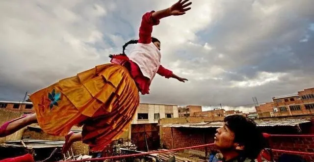 photo yolanda la amorosa se lance sur son adversaire lors d’une séance d’entraînement. &copy; james morgan/transterra media
