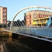 photo le pont james joyce, au-dessus de la liffey, qui coupe la ville en deux.