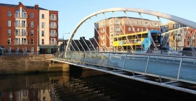 photo le pont james joyce, au-dessus de la liffey, qui coupe la ville en deux. &copy; sébastien duval
