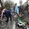 photo le grand prix cycliste de l'escaut, en belgique, a été marqué par la chute simultanée de plusieurs dizaines de coureurs.