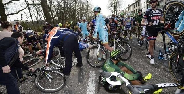 photo le grand prix cycliste de l'escaut, en belgique, a été marqué par la chute simultanée de plusieurs dizaines de coureurs. &copy; afp
