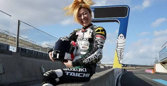 photo takasugi naoko est sourde de naissance. avec ses trois coéquipières, elle tentera de se qualifier pour les 24 heures motos. &copy; arnaud despelchain.