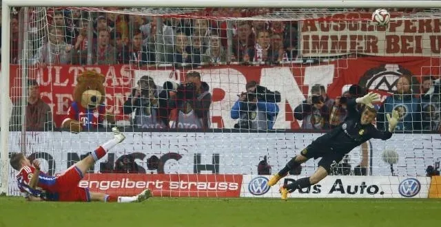 photo philipp lahm glisse lors de sa tentative de tir au but. et dortmund se qualifie en finale de la coupe d'allemagne. &copy; photo : reuters
