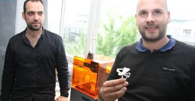 photo le mans. ils sont les seuls à vendre la rolls de l'imprimante 3d &copy; alexandre heran et vincent albert ont créé makershop en octobre 2013. entre eux, la nouvelle imprimante dont ils sont les uniques revendeurs : la form 1+. photo « le maine libre »