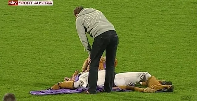 photo la mascotte était incapable de se relever... &copy; capture écran.