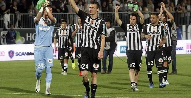 photo à la fin du match, les joueurs angevins ont savouré avec leur public le point pris contre sochaux. &copy; eddy lemaistre