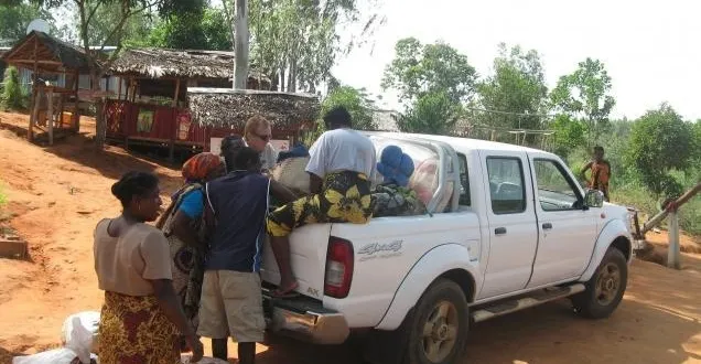 photo sarthe. le maçon sarthois s'est engagé dans l'humanitaire à madagascar &copy; au village de pêcheurs d'irodo, les visites d'alain sont attendues, tant pour des distributions diverses, ici de vêtements pour enfants, quepour faciliter l'acheminement au marché de diégo-suarez (en bas à droite) pour éviter un transport pénible aux femmes. photos dr