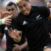 photo les partenaires de jerry collins, disparu dans un accident de la route, lui ont rendu hommage en exécutant un haka sur l'autoroute.