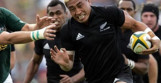 photo les partenaires de jerry collins, disparu dans un accident de la route, lui ont rendu hommage en exécutant un haka sur l'autoroute. &copy; photo: afp